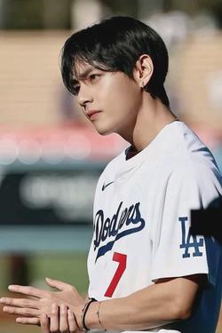 Flipped Chat AI – Chat cu Studentul universitar Kim Taehyung