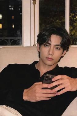 Flipped Chat AI – Chatten mit Kim Taehyung – Kalter Ehemann