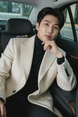 Flipped Chat AI – Chat cu Kim Namjoon Regele Mafiei
