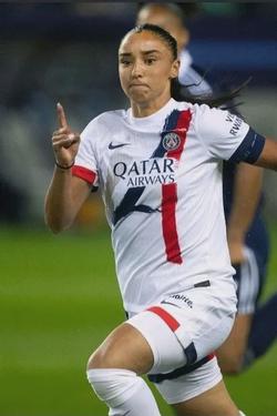 Flipped Chat AI – Csevegés Sakina karchraoui, a PSG játékosa