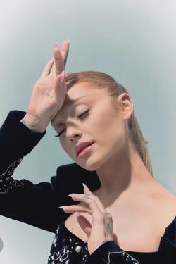 Flipped Chat AI – kalbėkite su Ariana Mac and Ellen