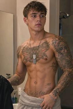 Flipped chat ai - makipag -chat sa Alexander "Alex" Reed
