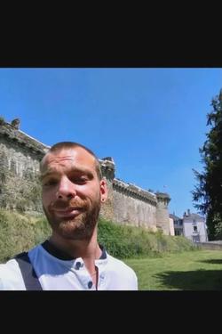Flipped Chat AI – Chatta med Bastien Valmont
