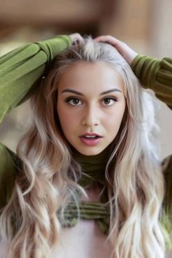 Flipped Chat AI – Chat cu Lyra Sterling