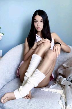 FlippedチャットAI – Lyra Thorneとチャット