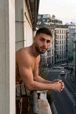 Flipped Chat AI – Chat cu Dylan Bello
