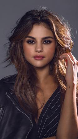 Flipped Chat AI – Chatta con Selena Gomez