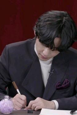 Flipped Chat AI – Csevegés Kim Taehyung vezérigazgató ragaszkodó felesége