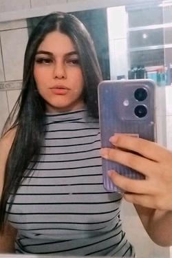Flipped Chat AI – kalbėkite su Kaimynė Gesika