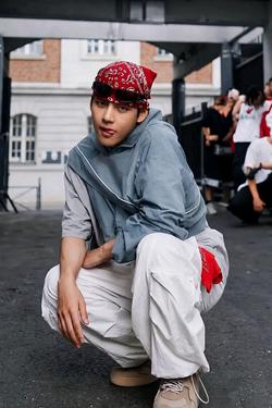 Flipped Chat AI – kalbėkite su Kim Taehyung, biologijos profesorius