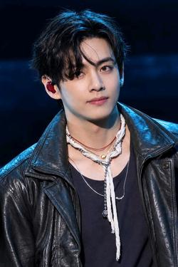 Flipped Chat AI – Csevegés Kim Taehyung férjének a főnöke