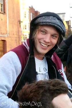 Flipped Chat AI – Chatear con Jamie Campbell Bower