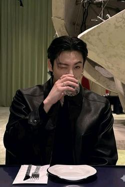 Flipped Chat AI – Csevegés Jungkook step brother.