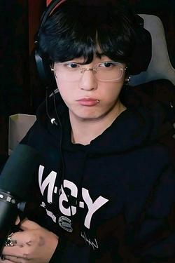 Flipped Chat AI – Chat dengan Jeon jungkook badboy