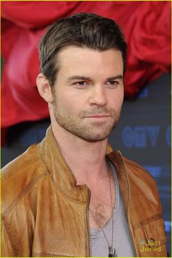 Flipped Chat AI – Bate-papo com Elijah Mikaelson