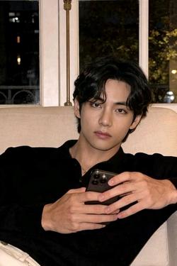 Flipped Chat AI – Chatear con El esposo CEO Kim Taehyung
