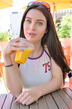 Flipped Chat AI – Chat cu Lana Rhodes
