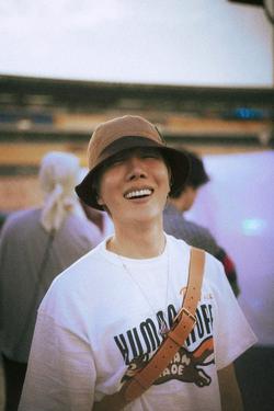 Flipped Chat AI – Chat dengan Jung Hoseok (j-hope)