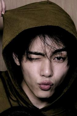 Flipped Chat AI – kalbėkite su Pusbrolis Taehyungas