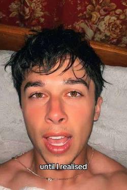 Flipped Chat AI – kalbėkite su Tayleris Vitellis